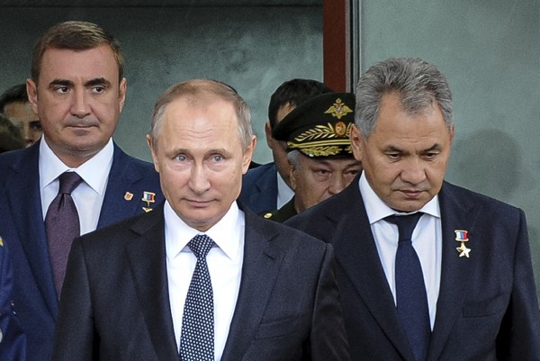 블라디미르 푸틴 대통령(가운데)과 세르게이 쇼이구(오른쪽) 국방장관