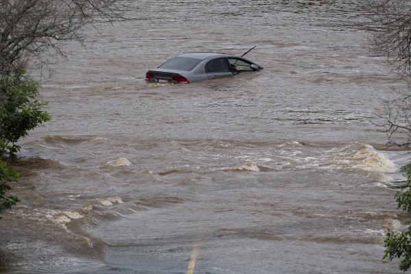 캐나다 핼리팩스 폭우로 물에 잠긴 자동차