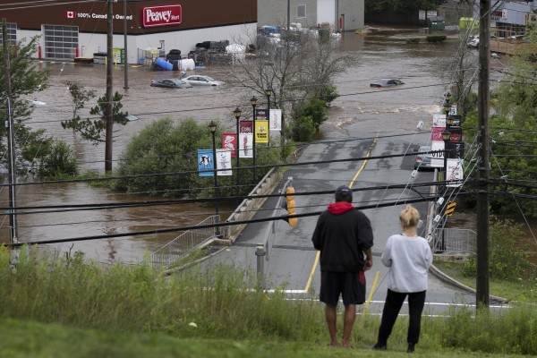 캐나다 핼리팩스 폭우로 물에 잠긴 자동차