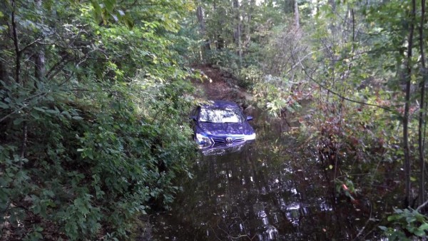 물에 잠긴 차. 운전자는 GPS를 보고 운전하다 이 웅덩이에 빠졌다고 설명했다. (사진 =미들턴 경찰)
