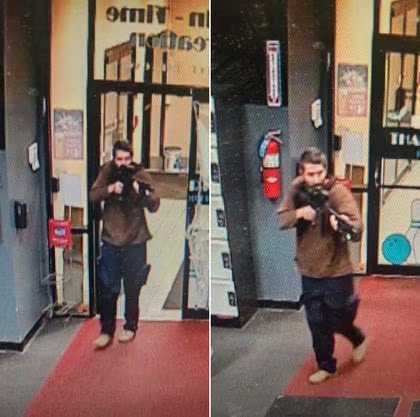 25일(현지시간) 미국 메인주 루이스턴에서 신원이 확인되지 않은 한 남성이 총을 들고 있고 있는 모습이 포착된 영상 이미지가 보인다. 이 사진은 현지 경찰 당국이 배포했다. 2023.10.25 [앤드로스코긴 카운티 보안관 사무실 제공]
