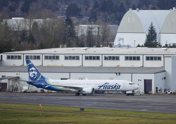 비행 도중 동체 일부에 생긴 구멍으로 비상 착륙한 보잉 737 맥스9 기종인 알래스카 항공 N704AL편이 6일(현지시간) 미국 오리건주 포틀랜드 국제공항에 착류해 있다. 2024.1.8