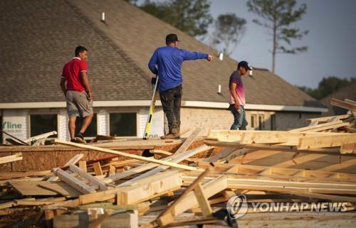 텍사스주에서 폭풍 피해로 무너진 주택