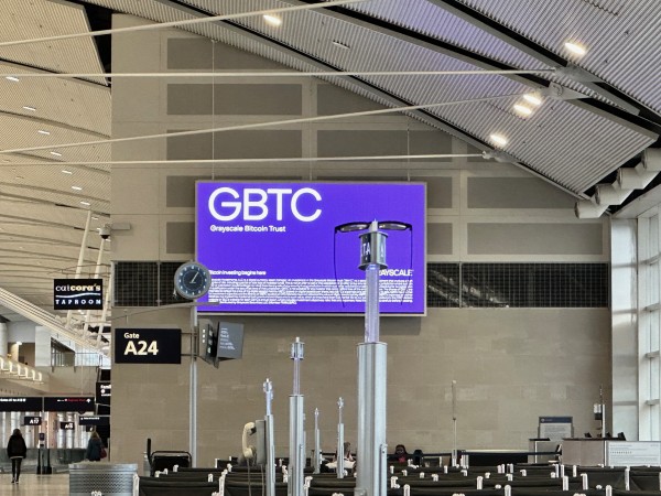 2021년 10월 최초의 현물 비트코인 EFT 승인 심사 발표를 앞두고 디트로이트 공항에 걸린 GBTC 광고