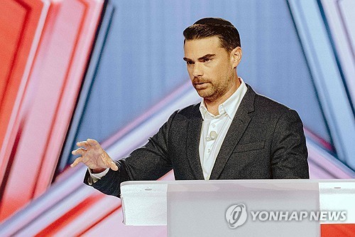 2025년 12월 18일 미국 애리조나주 피닉스에서 개막한 '아메리카페스트 2025' 행사에서 보수 논객 벤 셔피로가 연설하고 있다.