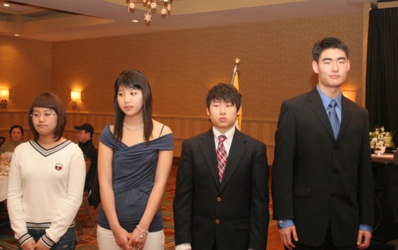 뉴잉글랜드 한인회가 주최한 연말파티에서 박동준 장학금을 수상받은 7명의 학생들중에 4명