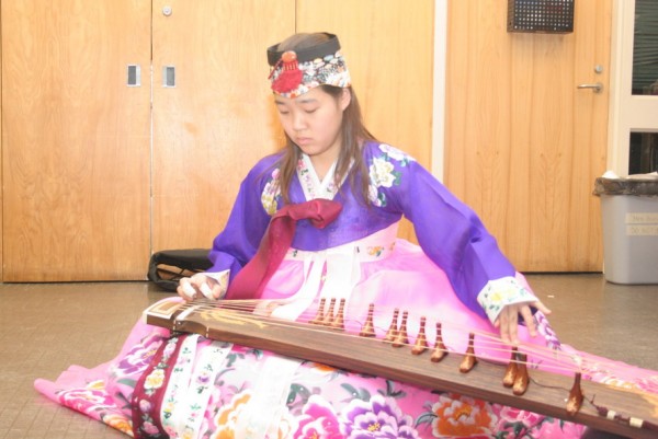 브리머 앤 메이 사립학교 설날 잔치에서 가야금을 연주하고 있는 이민진 양