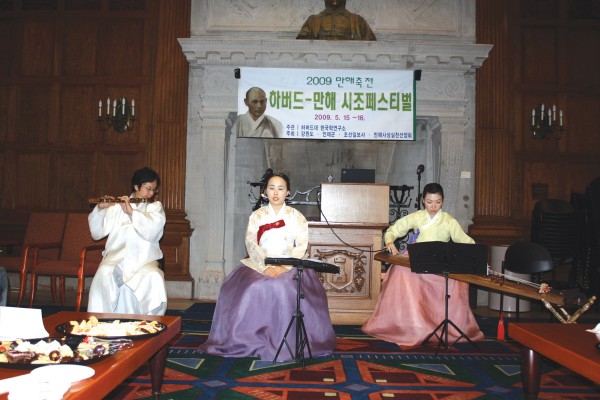 국악을 공연하는 최진호(좌), 이연경(중앙), 홍서린(우) 국악인