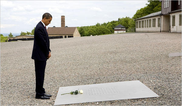 오바마 대통령이 독일 방문 중 홀로 코스트 희생자들을 위해 참배하고 있다.