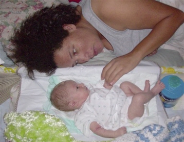 사망한 아기 스캇 웨슬리 벅홀츠-산체스와 엄마 오티 산체스의 생전 모습