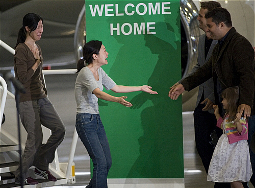 미국에 도착한 북 억류여기자 로라 링(왼쪽)과 유나 리(가운데)가 밥호프 공항에 도착, 가족과 상봉하고 있다.