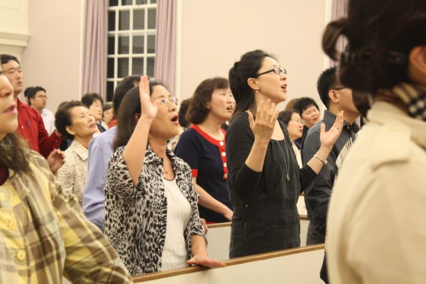 '희망을 향해 쏘아라' 부흥회에 참석한 한인들이 찬양하는 모습