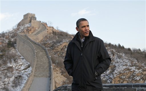 중국 방문 기간 중 18일, 만리장성을 관람하고 있는 버락 오바마 대통령.