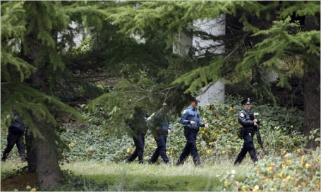 지난 월요일 시애틀 경찰이 경찰 4명을 살해한 용의자를 찾기 위해 고속도로 부근을 수색하고 있는 모습.