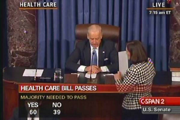 조 바이든 부통령이 60대 39로 의료보험 개혁안이 상원에서 통과되었음을 공표하고 있다.