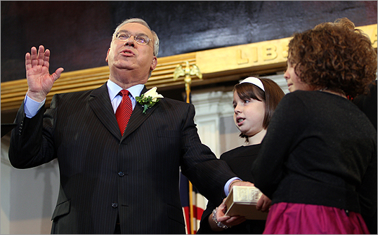메니노 시장이 손녀들이 들고 있는 성경책에 손을 대고 보스톤 시장 취임 선서를 하고 있다.