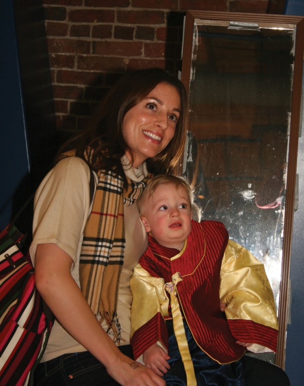 어린이 박물관에서 한복을 입고 좋아하는 미국 어린이와 엄마모습