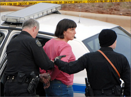 총기 난사 사건 이후 체포되고 있는 에이미 비숍 교수