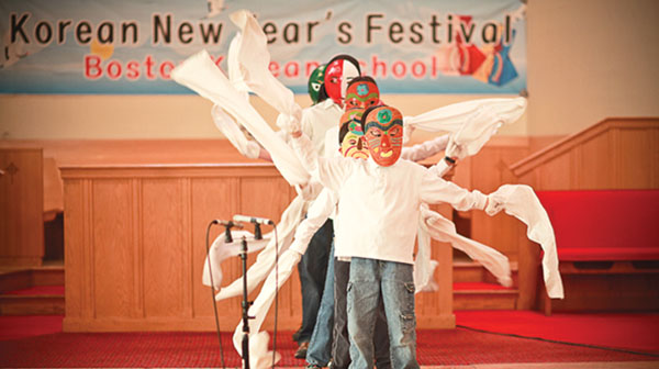 보스톤 한국학교 어린이들이 직접 만든 탈을 쓰고 탈춤 공연을 하고 있다