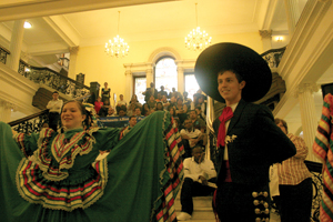 멕시코 전통 댄스를 선보여 관중들의 환호를 받은 하버드 발레 포크로리코 디 아츨랜.