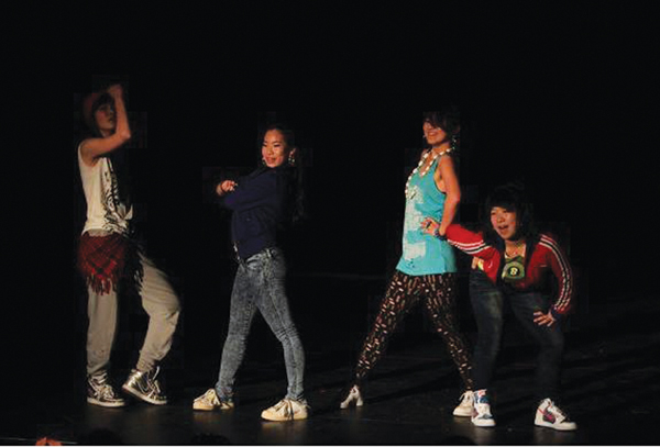 ‘Fire’ 댄스 무대를 선보이고 있는 (오른쪽부터) 박선영, 김효인, 변우연, 강나은 학생