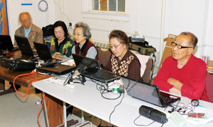 보스톤 한인교회에서 컴퓨­터 수업을 듣고있는 노인들