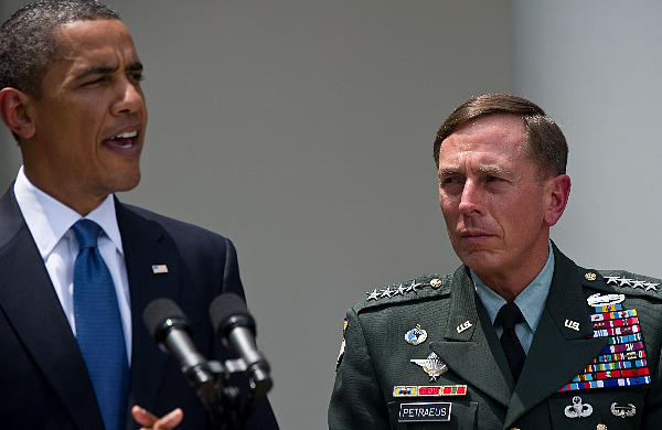 버락 오바마 대통령이 스탠리 맥크리스털 아프간 사령관의 경질과 함께 데이빗 페트레이어스(사진 오른쪽) 신임 사령관 임명을 발표하고 있다.