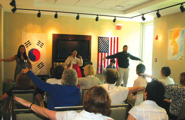 한국학 워크샵에서 박현아 씨가 한국전통무용의 기본 동작을 가르치고 있다