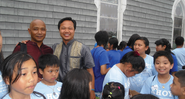 캄보디아 어린이들과 함께 여름성경학교에 참가한 북부보스톤교회 교인들