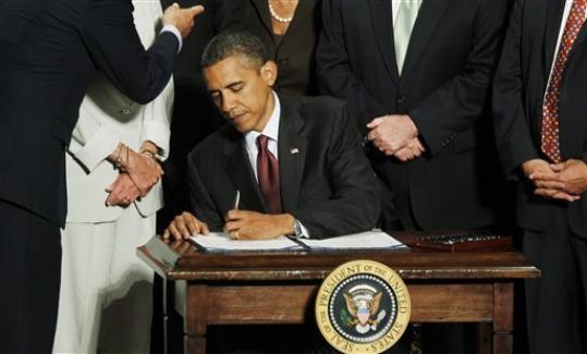 의회를 통과한 금융 개혁 법안에 서명하고 있는 버락 오바마 대통령.