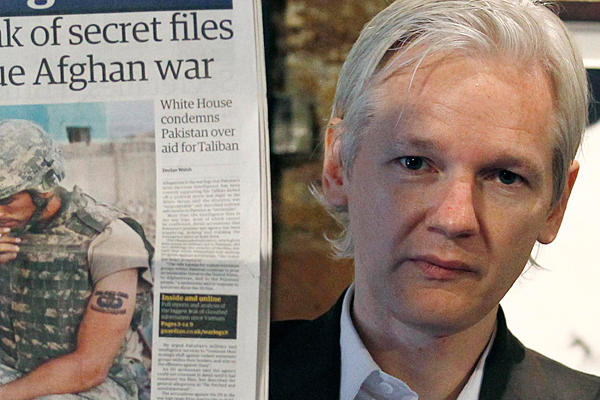 위키리크스의 설립자 줄리언 어샌지가 기자 회견에서 아프간전 비밀 문건 공개 기사가 실린 신문을 들어 보이고 있다.