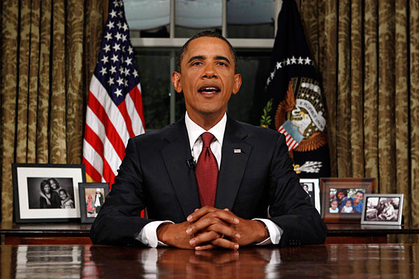 버락 오바마 대통령이 오벌 오피스에서 이라크전 종료 대국민 연설을 하고 있다.