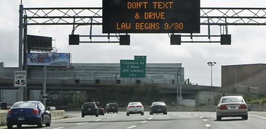 9월 30일부터 운전 중에 문자 메시지를 보내면 안 된다는 고속도로 상의 안내문