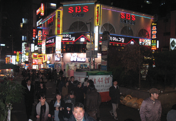 사건당일 저녁 서울 강남역 인근 먹자골목. 사람들의 표정에서 사건을 읽을 수 없다