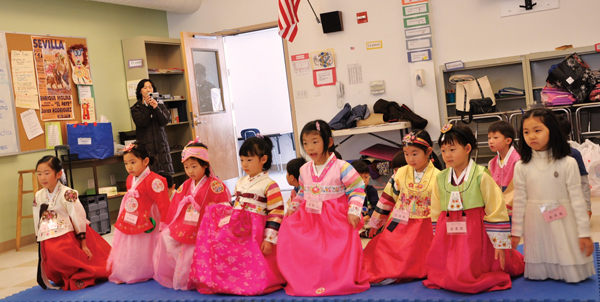 한국의 전통문화인 세배를 익히고 세배를 하는 뉴잉글랜드한국학교 학생들