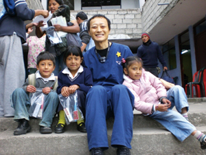 에콰도르에서 치아 치료를 해준 어린이들과 함께 포즈를 취한 신영묵 교수