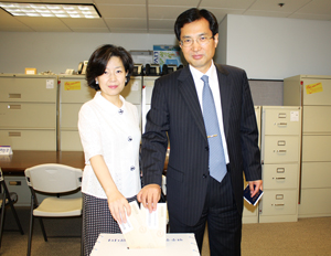 박강호 보스톤 총영사 내외가 총영사관에 마련된 재외국민 모의선거투표소에서 투표함에 투표용지를 넣고 있다