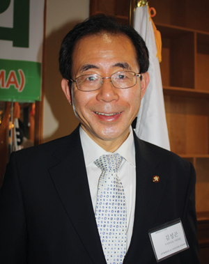 세계한인민주회의 수석 부의장인 김성곤 의원