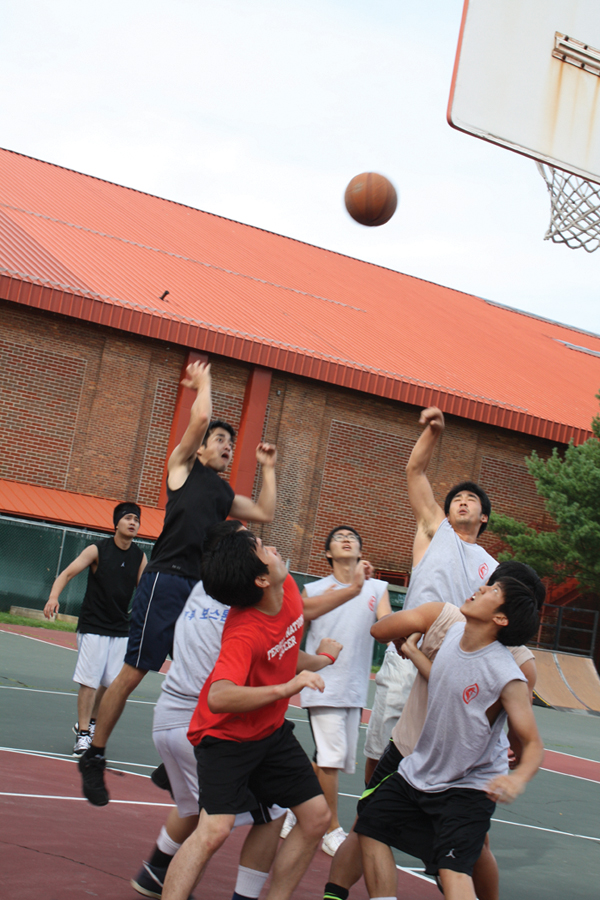 북부보스톤감리교회와 케임브리지한인교회 농구선수들의 열띤 접전 모습.