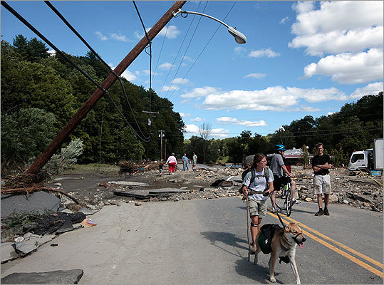 허리케인 아이린의 피해가 컸던 버몬트 주에서는 도로가 파손되기도 했다
