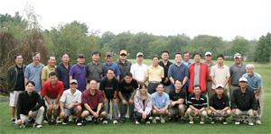 과기협 골프대회가 개최된 가운데 그랜드 참피언 김동우, 김성재 씨를 비롯 참가자 전원이 기념촬영에 임하고 있다