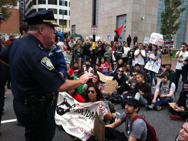 거리로 나온 대학생 시위대를 경찰이 설득하고 있다