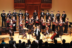 현악기 등과 화음을 이뤄 앵콜송을 관객들과 함께 부르고 있는 보스톤한인합창단의 공연 모습