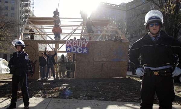 DC 점령 시위대는 가건물을 짓고 시위를 하였으나 경찰에 의해 철거 되었다