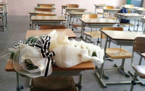 16일 투신한 영주지역 중학생 이모 군의 교실 책상 위에 국화꽃이 올려져 있다