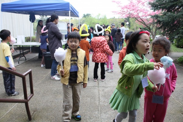 지난 5일 어린이날을 맞아 북부보스톤 한국학교 어린이들이 솜사탕을 받아들고 천진난만하게 웃는 모습