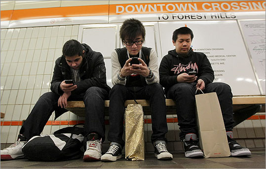 AT&T와 T모바일 가입자에 한해 올 연말 내 지하철 휴대폰 사용이 가능해졌다.