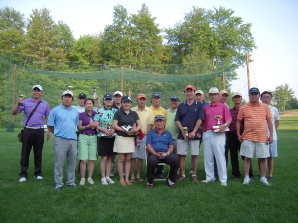 뉴잉글랜드 한인골프협회가 주최하는 2012년 춘계 토너먼트 대회에 참가한 한인들이 대회 후 기념촬영에 임했다.