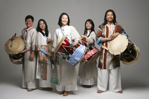 추석을 맞아 한인들에게 한국 타악기를 이용한 퓨전음악을 선사하게 되는 소나기프로젝트 단원들.