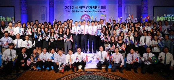 지난 2일부터 4일간 서울에서 개최된 한인차세대대회에 참석한 차세대 리더들이 기념촬영애 임했다. 보스톤 지역에서는 두 명의 청년이 참석했다.